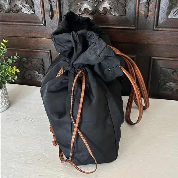 Beautiful Black and Tan Shoulder Bag - Picture 6 of 14